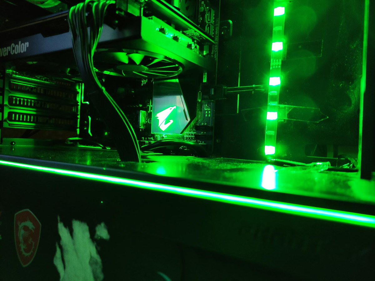 HardwareStube's tweet photo. Rot, grün oder blau? Egal! Hauptsache RGB. Uns gefällt das grün, wie sieht es mit euch aus?

Danke an FledPaul für das Setup
#RGB #Gaming #GamingPC #gamingsetups https://t.co/AI6S2ujAkq