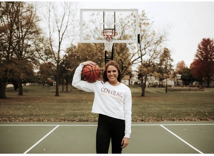 KnollBri's tweet photo. It's OFFICIAL TOMORROW! We are so excited for our girl to be a Chippewa!! #FIREUPCHIPS 
@hknoll2021 
@INFlight2021 @IndianaFlight @vjhAlways100 @Goodwelltrained @CMUWBBall @CoachHeatherO @AppletonBrandon @SteveLantz1 @CoachBurlingame https://t.co/2SkVlEntHQ