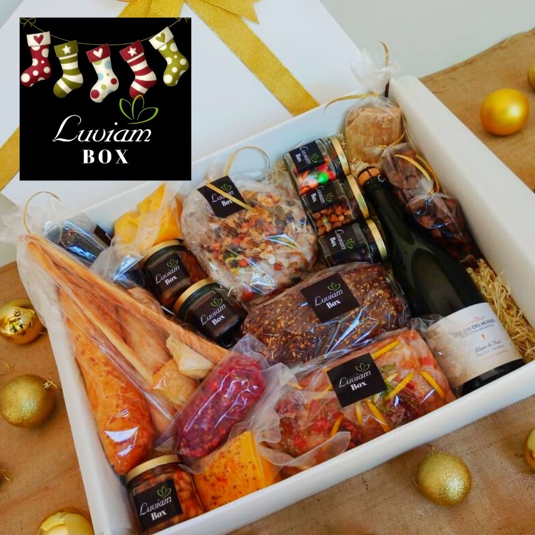 Luviamcatering's tweet photo. Se vienen las Fiestas y Luviam Box te ofrece una propuesta 
artesanal para que tengas 
el mejor festejo!🍾
Pedi tu Luviam Box✔

Contacto Whastapp 1130675531📲
homeparty@cateringluviam.com.ar
#findeaño #felicesfiestas #luviambox https://t.co/E9L1ziT6te