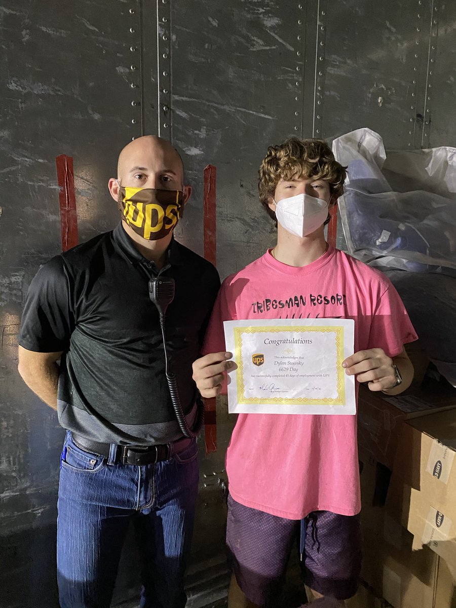 Appreciating Dylan Swersky for 45 days of service on #TeamUPS while also talking about Slips and Falls prevention. #CP-ITP ⁦<a href="/CP_UPSers/">Central Plains</a>⁩ ⁦<a href="/CentralPSafety/">CentralPlains Safety</a>⁩