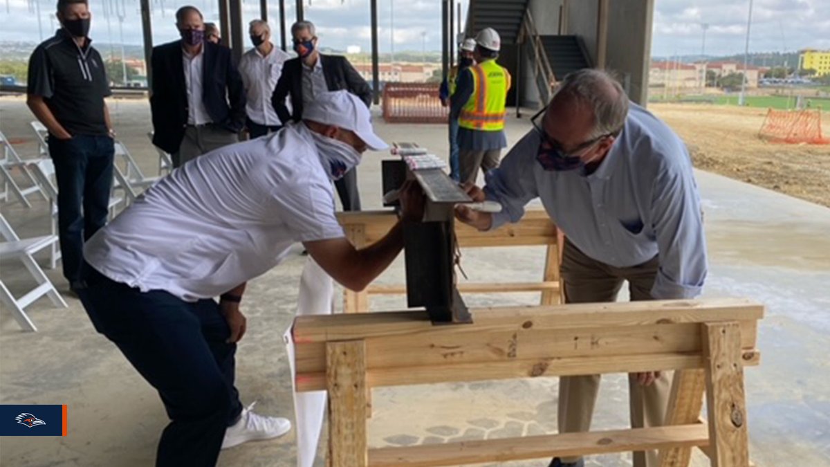 UTSAAthletics's tweet photo. Construction on the Roadrunner Athletics Center of Excellence (RACE) continues to move forward. We celebrated a significant step in the process with a topping out ceremony on Monday.

🔗 https://t.co/vSay3AW29m

#BirdsUp 🤙 https://t.co/yyPdjB2e1b