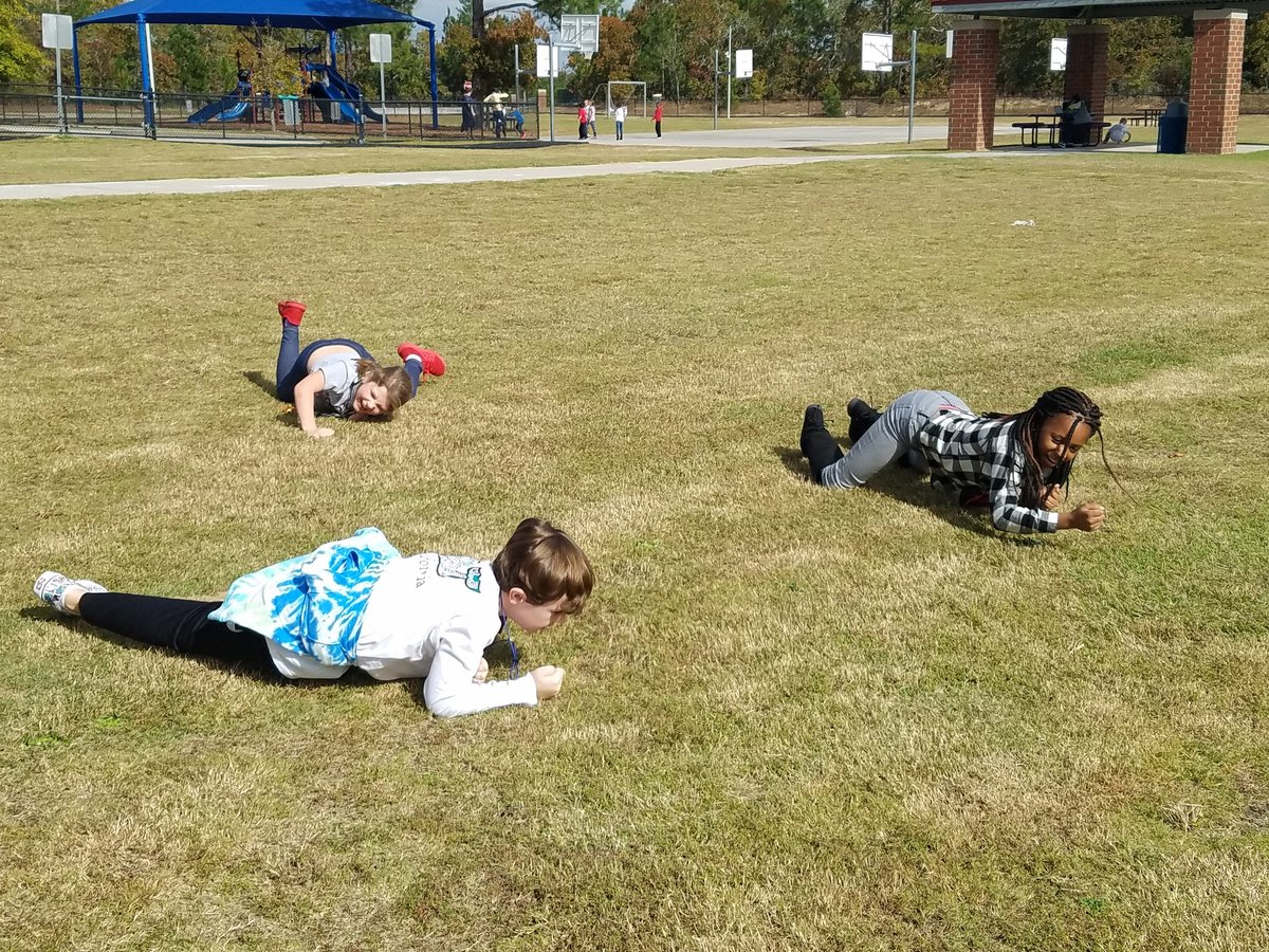 mrshaighsclass's tweet photo. Practicing our Army crawl! In honor of Veterans, we learned about boot camp exercises during PE! These guys continued during recess! @CatawbaTrail https://t.co/tHfwJbgIaF