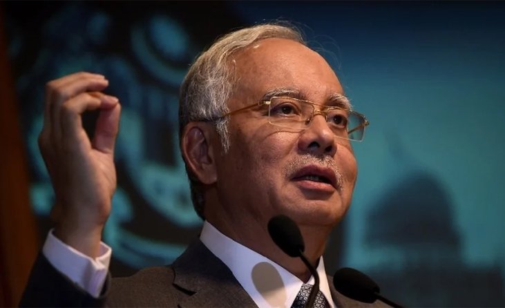 BermanaSabah's tweet photo. [FOKUS] Pengerusi Backbencher, Najib Razak memberi amaran sambil menunjukkan gaya Thanos memetik jarinya.

"Kerajaan kena segera salurkan bayaran tunai tambahan RM1,000 buat rakyat Sabah, khususnya penerima BPN berikutan keadaan pandemik COVID-19 yang teruk di negeri itu" katanya https://t.co/GCK8Ff0mqq