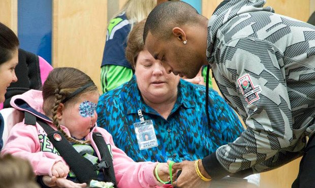 emilypetterson's tweet photo. When I worked in the NFL, Doug Baldwin visited this amazing little girl, Avery, who was fighting a brain cancer called DIPG. Now, in her memory, her family and many other families who have lost kids continue the fight for a cure. You can get involved below 🥺🤍 #brAvery #DPIG https://t.co/SegkaRgXXA