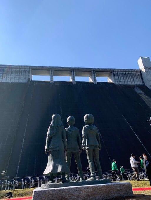jpraizo's tweet photo. No one : 
Literally no one : 
Japanese dam:
#AttackOnTitan https://t.co/fyvHQR5a6y