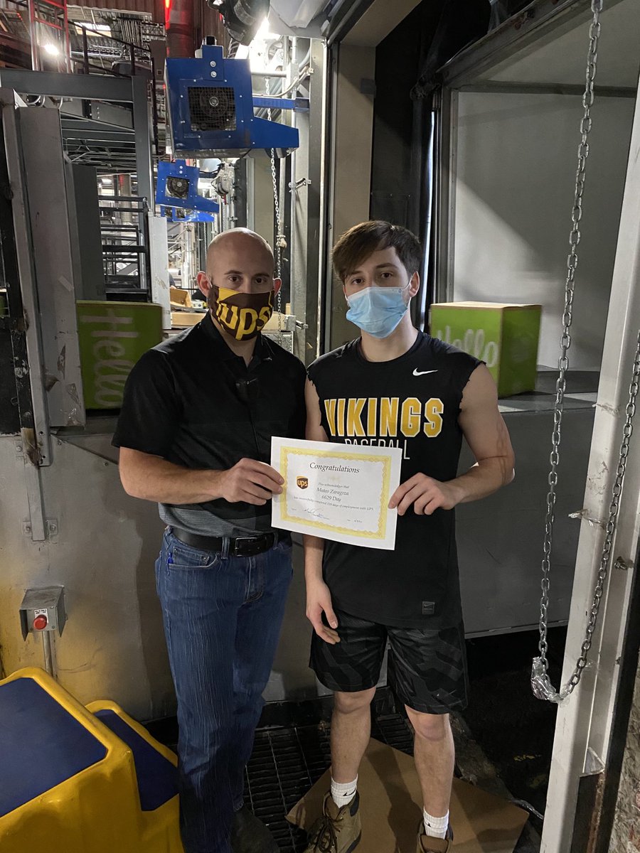 Recognizing Mateo Zaragoza for 120 days with #TeamUPS while talking about how thinking power-zone will eliminate risks of Pushing and Pulling. #CP-ITP ⁦<a href="/CP_UPSers/">Central Plains</a>⁩ ⁦<a href="/CentralPSafety/">CentralPlains Safety</a>⁩