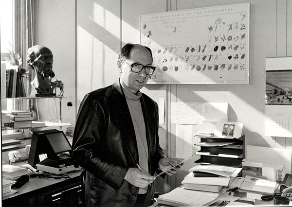 Today we celebrate the birthday of  2013 WFP Laureate Dr. Marc Van Montagu! His research led to the first technology to stably transfer foreign genes into plants. This set the stage for crop engineering for better yields, disease resistance and resiliency. bit.ly/36rWG9j