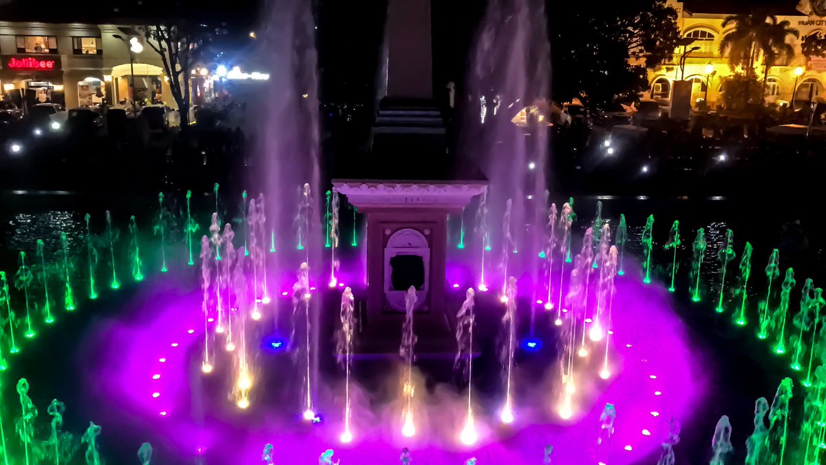 VACpackers's tweet photo. Witness the harmonization of water jets, exciting laser lights and upbeat music of the Dancing Fountain at Plaza Salcedo.

#vigan 
#plazasalcedo 
#dancingfountain 
#sureilocossur 

📸 : CTTO

📽 : Full video - link in bio https://t.co/zI0EqO22mC