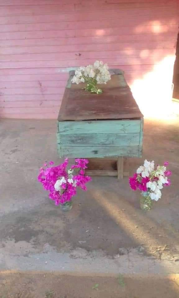Elinformativooo's tweet photo. 🚨DE ESTA MANERA ESTÁN ENTERRANDO LOS MUERTOS EN VENEZUELA.

LA MALA SITUACIÓN LA VIVEN LOS DIFUNTOS.

De esta manera ha quedado Venezuela por su mala situación, los muertos son enterrados en cajas improvisadas, y en ocaciones en son velados en sillas
#crisis #venezuela https://t.co/qiDwX38ZNU