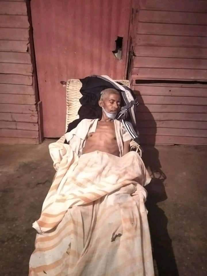 Elinformativooo's tweet photo. 🚨DE ESTA MANERA ESTÁN ENTERRANDO LOS MUERTOS EN VENEZUELA.

LA MALA SITUACIÓN LA VIVEN LOS DIFUNTOS.

De esta manera ha quedado Venezuela por su mala situación, los muertos son enterrados en cajas improvisadas, y en ocaciones en son velados en sillas
#crisis #venezuela https://t.co/qiDwX38ZNU