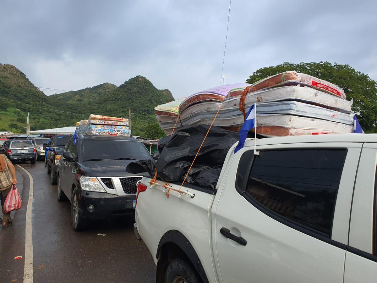 AduanasHonduras's tweet photo. 21 ciudadanos salvadoreños realizan ingreso por Aduana El Amatillo con ayuda humanitaria de 500 raciones de alimentos, insumos y colchonetas destinadas a las familias afectadas por la Tormenta Tropical ETA.

¡Honduras extiende infinitas gracias al pueblo salvadoreño! 🇸🇻🤝🇭🇳 https://t.co/uURKchCNGW