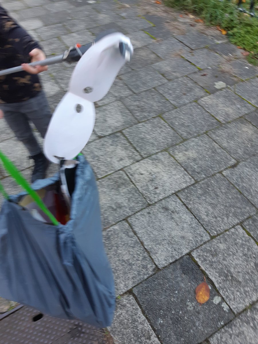 Spontane opruimactie met kinderen uit de straat! Met de #dockbus staan we in #rivierenwijk. Samen met @LeonieDOCK veel mensen gesproken en wat zijn die kids goed bezig om hun eigen straat schoon te houden <a href="/DOCKUtrecht/">DOCK Utrecht</a>
