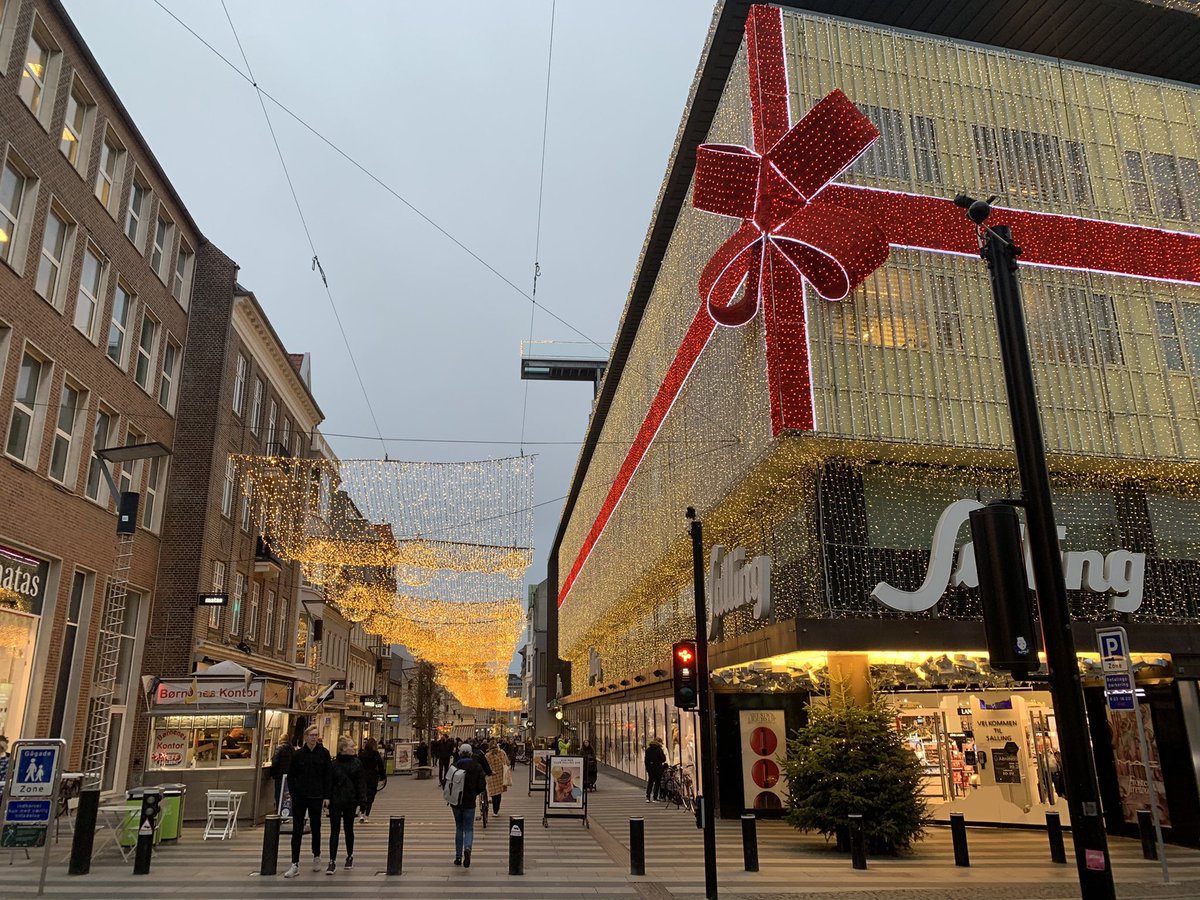 NielsMoestrup's tweet photo. På 2 dages job i #aarhus, og #julen banker allerede behageligt på!!
#salling https://t.co/5BEFfqIj0C