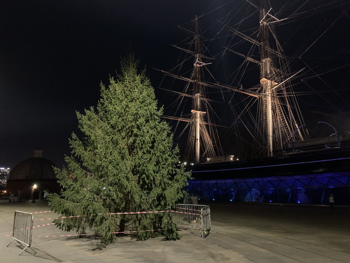DeptfordDan's tweet photo. Looks like tree is going to be in same bizarre location again this year... @Royal_Greenwich @CuttySark @DanLThorpe @GreenwichDiary https://t.co/XfcP96gZyR