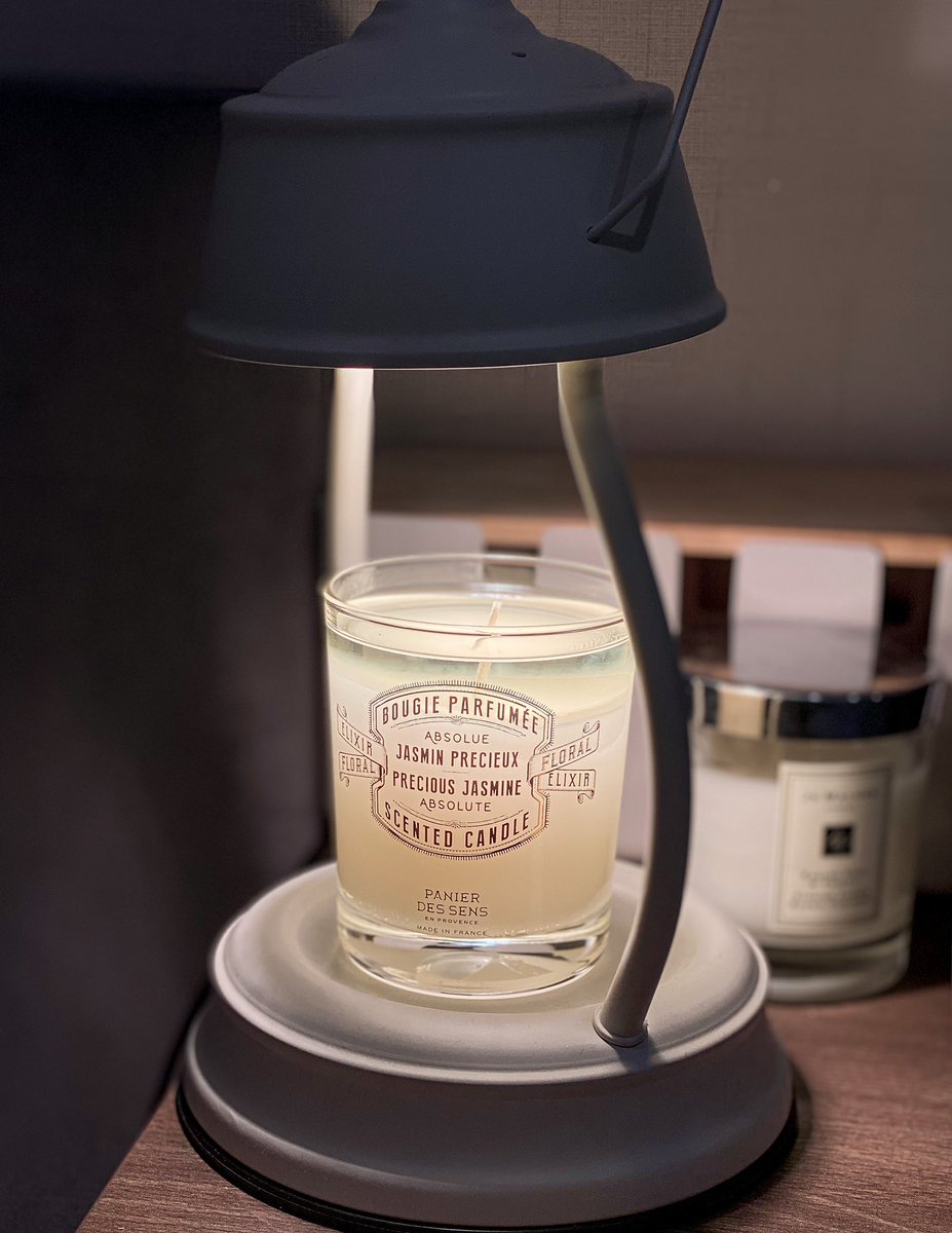 waiibearbie's tweet photo. candle warmer ดีกว่าจุดไฟยังไง สำหรับเราคือมันได้กลิ่นเทียนเน้นๆ ไม่มีกลิ่นไหม้มาปน หน้าเทียนเรียบเสมอกันด้วย ใช้เทียนได้นานมากขึ้น สำหรับเรากลิ่นไม่ได้จางลงขนาดนั้นอะ มีเทน้ำเทียนออกบ้างนานๆ ที เวิร์คมากนะ ตั้งแต่ใช้มาคือบ้าซื้อเทียนยิ่งกว่าเดิมอีก https://t.co/zMB19Sajz8