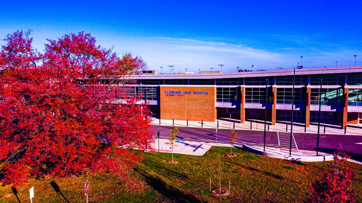AwesomeRCC's tweet photo. A new quarter and a colorful new day @HerndonHS. #autumn #herndonhs #herndonva #mavicmini #dronephotography https://t.co/GBPhh8tjc7