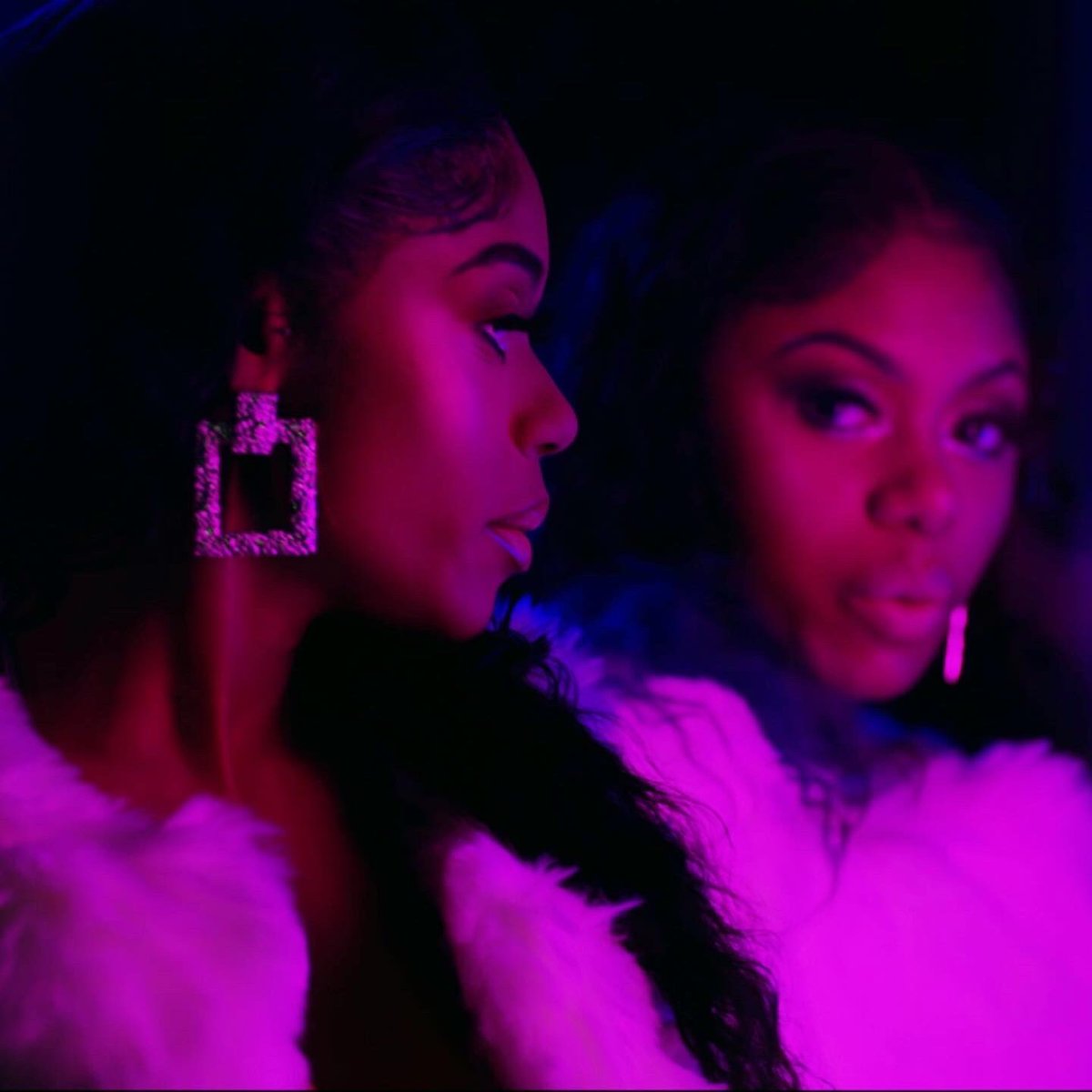 itsiLLy__'s tweet photo. We nailed these mirror scenes 😻 https://t.co/xF2vPQ5ZoW