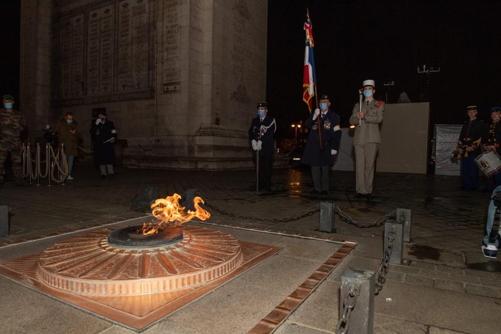 CEMAT_FR's tweet photo. La flamme réunit aujourd’hui le soldat inconnu de l’Arc de Triomphe et ses 7 frères d’armes restés à Verdun par le choix du soldat Thin. Elle unit symboliquement tous ces morts pour la France d’hier et d’aujourd’hui qui ont payé le prix de notre liberté.
#TransmetsLaFlamme https://t.co/CXsQwcLaCK