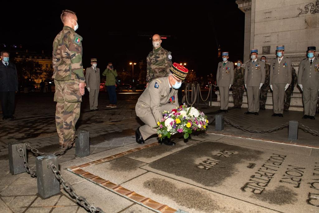 CEMAT_FR's tweet photo. La flamme réunit aujourd’hui le soldat inconnu de l’Arc de Triomphe et ses 7 frères d’armes restés à Verdun par le choix du soldat Thin. Elle unit symboliquement tous ces morts pour la France d’hier et d’aujourd’hui qui ont payé le prix de notre liberté.
#TransmetsLaFlamme https://t.co/CXsQwcLaCK