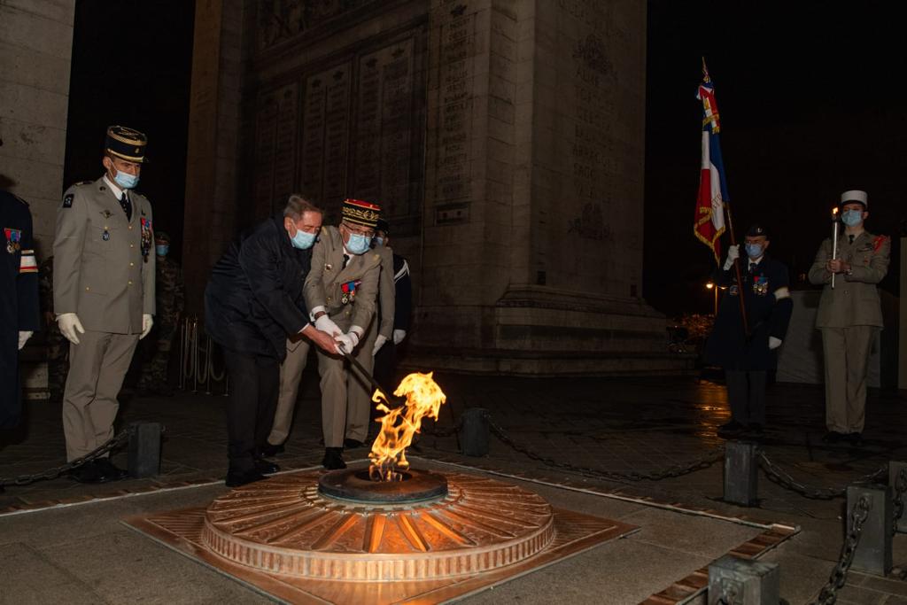 CEMAT_FR's tweet photo. La flamme réunit aujourd’hui le soldat inconnu de l’Arc de Triomphe et ses 7 frères d’armes restés à Verdun par le choix du soldat Thin. Elle unit symboliquement tous ces morts pour la France d’hier et d’aujourd’hui qui ont payé le prix de notre liberté.
#TransmetsLaFlamme https://t.co/CXsQwcLaCK