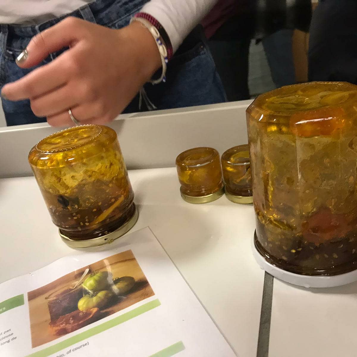 ecodelegues_jb's tweet photo. Rien ne se perd au potager ! 

Aujourd'hui nous avons fabriqué de la confiture de tomates vertes avec les tomates du potager qui ne sont pas arrivées à maturité ! Du sucre, du citron, un peu de vanille et le tour est joué ! 

Bien entendu... elle est délicieuse ! 😉 https://t.co/yfURf8XgAa