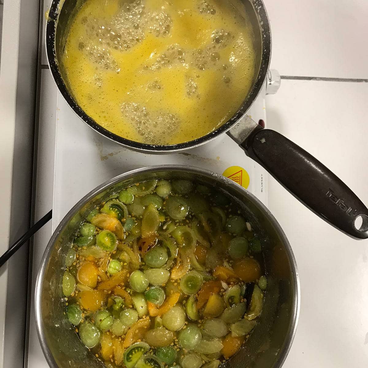ecodelegues_jb's tweet photo. Rien ne se perd au potager ! 

Aujourd'hui nous avons fabriqué de la confiture de tomates vertes avec les tomates du potager qui ne sont pas arrivées à maturité ! Du sucre, du citron, un peu de vanille et le tour est joué ! 

Bien entendu... elle est délicieuse ! 😉 https://t.co/yfURf8XgAa