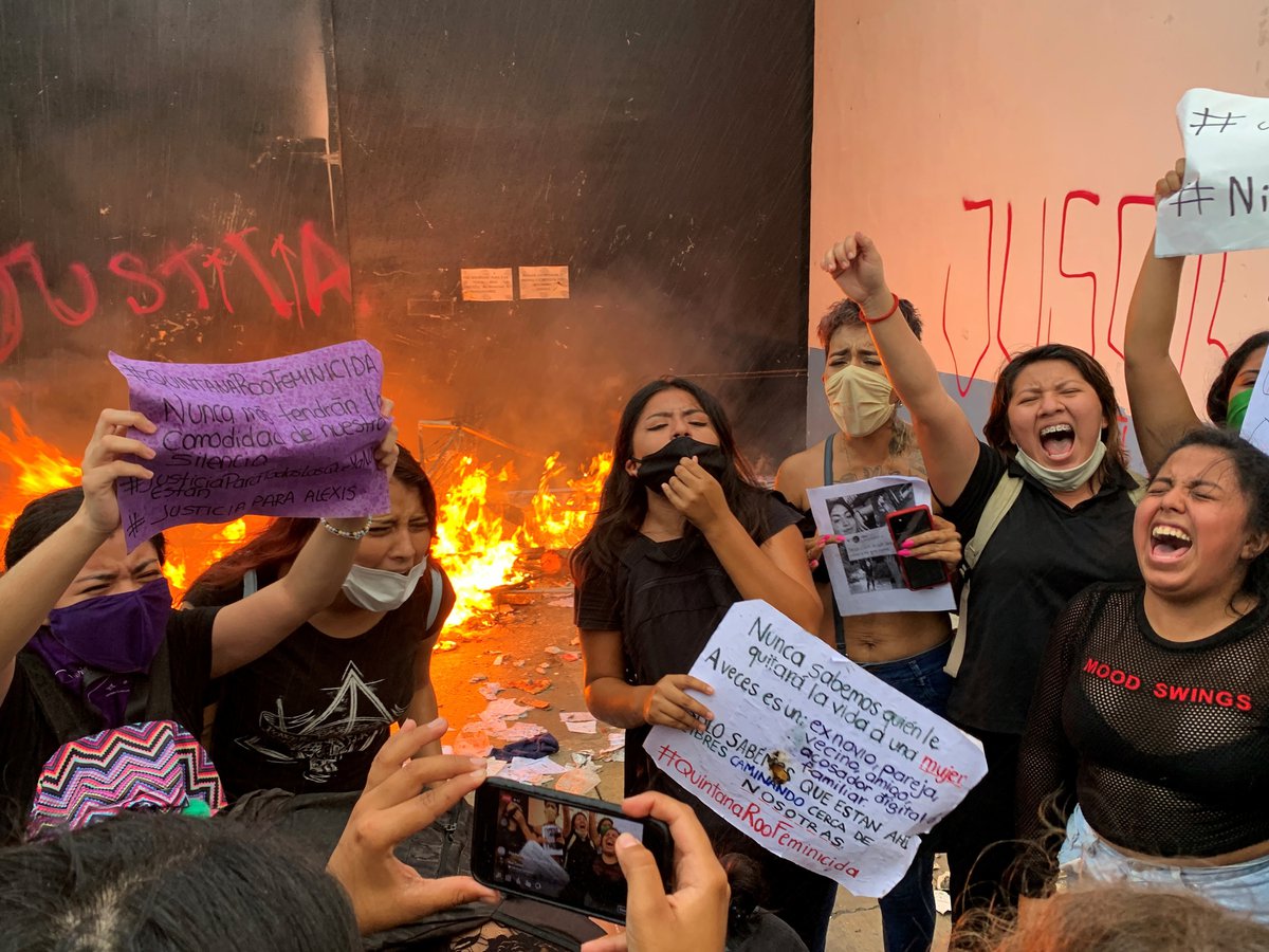 GamavisionEcu's tweet photo. #México: Policías dispersan a balazos protesta en Cancún por el asesinato de una joven, se registraron al menos tres heridos ▶️ https://t.co/MLj8JdZWQv
.
📸: Infobae https://t.co/25kcWOwzi2