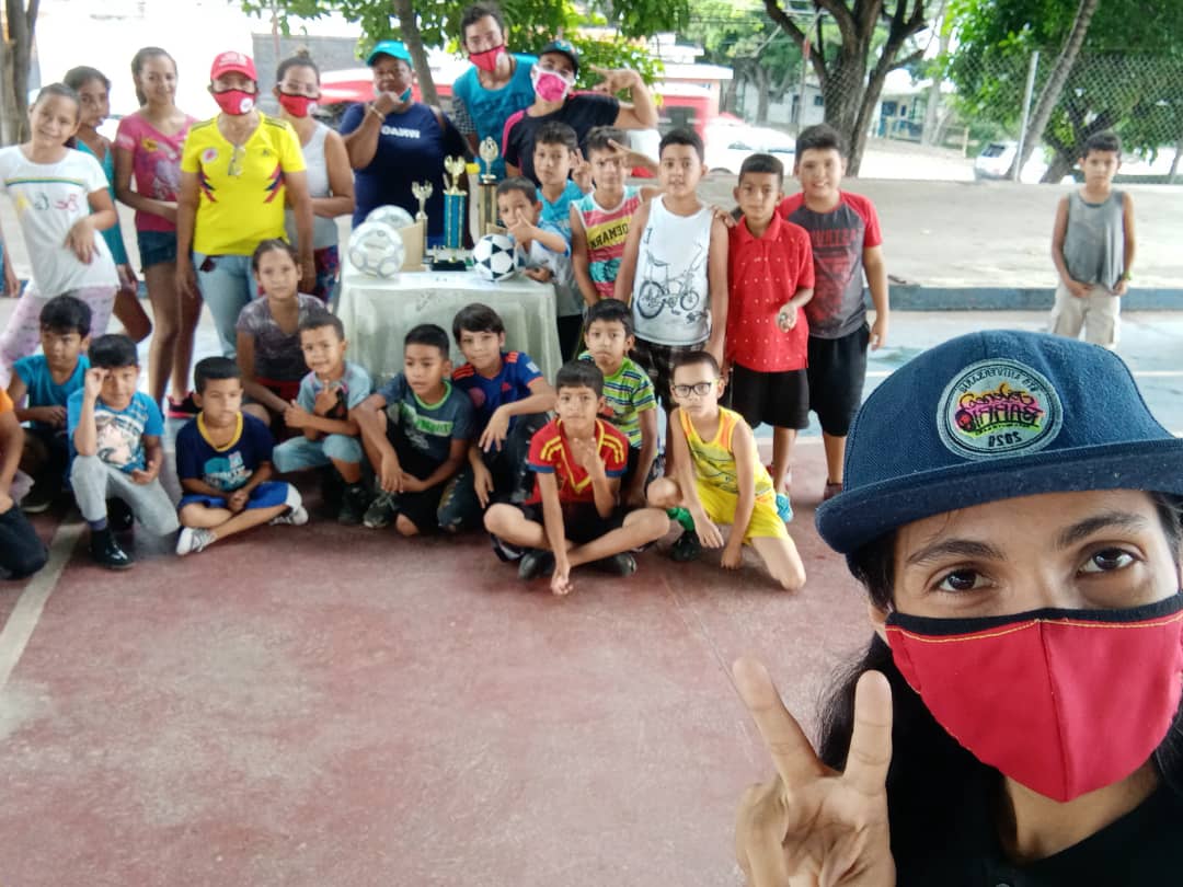Jdbtrujillo1's tweet photo. Caimanera comunales se realizaron en la semana flexible en el sector los #SinTechos del estado TRUJILLO. Con la participación del Clap y el Consejo Comunal y nuestros JDB.
#DandoDondeEs 
@JovenDelBarrio 
@NicolasMaduro 
@Gabycomunas20 
@Mp_Comunas 
@greybp1 
@NERDYVARGAS https://t.co/2E354IBL7r