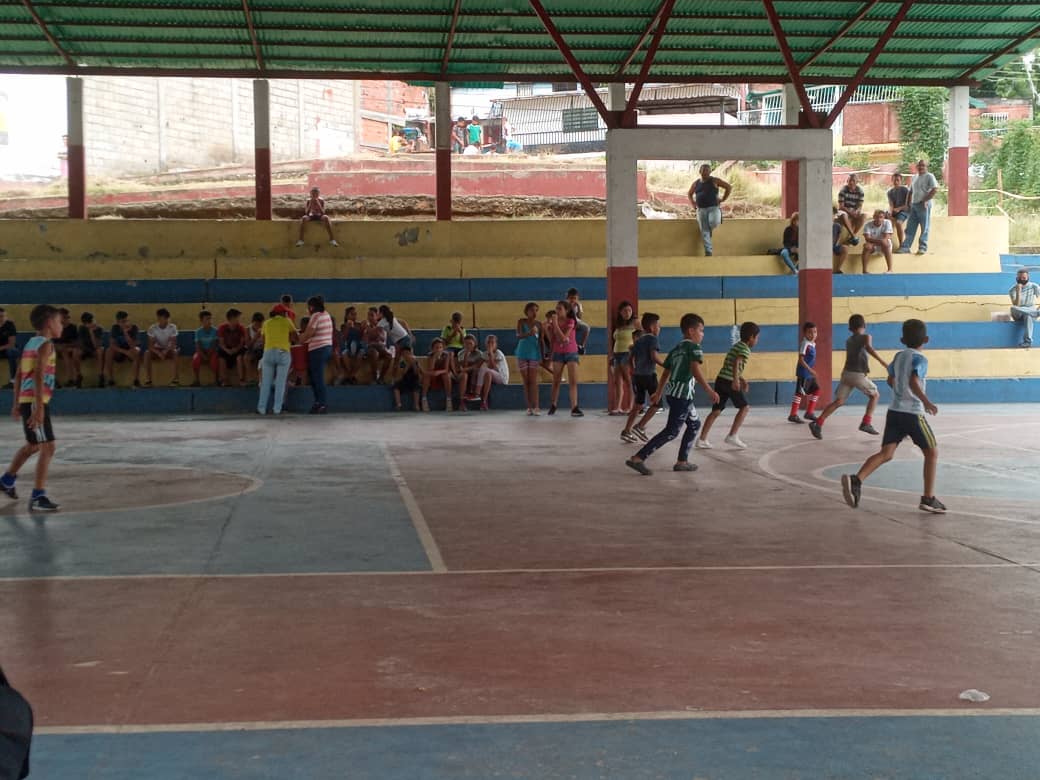 Jdbtrujillo1's tweet photo. Caimanera comunales se realizaron en la semana flexible en el sector los #SinTechos del estado TRUJILLO. Con la participación del Clap y el Consejo Comunal y nuestros JDB.
#DandoDondeEs 
@JovenDelBarrio 
@NicolasMaduro 
@Gabycomunas20 
@Mp_Comunas 
@greybp1 
@NERDYVARGAS https://t.co/2E354IBL7r