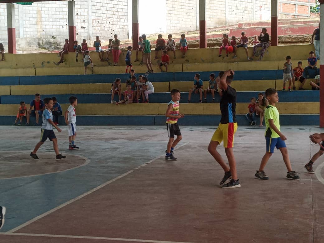 Jdbtrujillo1's tweet photo. Caimanera comunales se realizaron en la semana flexible en el sector los #SinTechos del estado TRUJILLO. Con la participación del Clap y el Consejo Comunal y nuestros JDB.
#DandoDondeEs 
@JovenDelBarrio 
@NicolasMaduro 
@Gabycomunas20 
@Mp_Comunas 
@greybp1 
@NERDYVARGAS https://t.co/2E354IBL7r