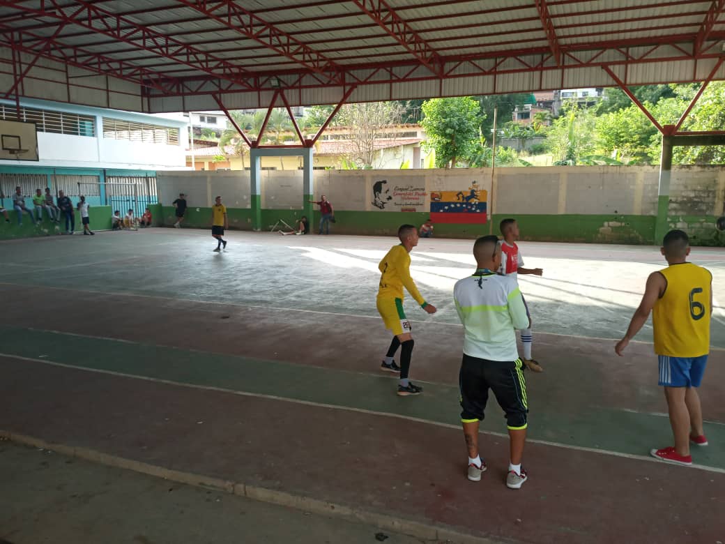Jdbtrujillo1's tweet photo. Caimanera comunales se realizaron en la semana flexible en el sector los #SinTechos del estado TRUJILLO. Con la participación del Clap y el Consejo Comunal y nuestros JDB.
#DandoDondeEs 
@JovenDelBarrio 
@NicolasMaduro 
@Gabycomunas20 
@Mp_Comunas 
@greybp1 
@NERDYVARGAS https://t.co/2E354IBL7r
