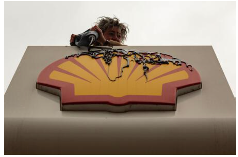 tdogteacake's tweet photo. It's a quarter of a century since the murders of the #Ogoni9.  @Shell bribed the Nigerian government to arrest and execute them.

25 years on, we stand with those who fight for #justice for the #Ogoni people, who have been fighting against #Shell .

#ShellGuilty #MOSOP https://t.co/4VjG2F2GQ8