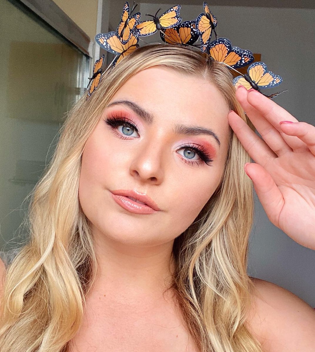 mademoisellelas's tweet photo. @kaileynwilson looks utterly ethereal in #ThuyLashes. This universally flattering style is double layered and made of vegan silk fibers woven into a cotton band for maximum impact with minimal weight. https://t.co/TMTNENXX70
.
.
.
#MademoiselleLash #PremierLashes #LashEnvy https://t.co/UMKLRRLKfi