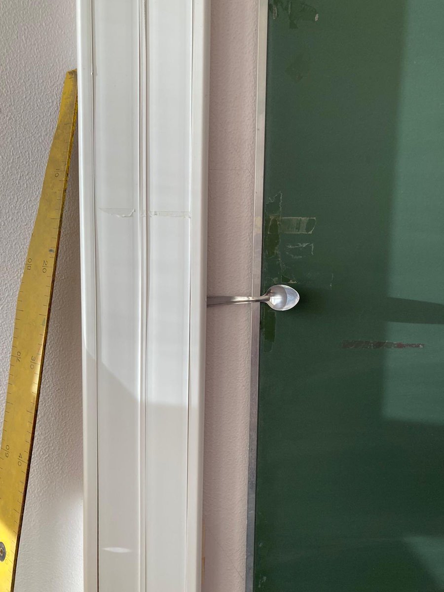 AnglichTitcheur's tweet image. Bonsoir @jmblanquer, amie enseignante en collège vient de m’envoyer cette photo pour montrer comment elle parvient à bloquer un côté de son tableau...
Mais « on est prêt », hein !

#onestpret