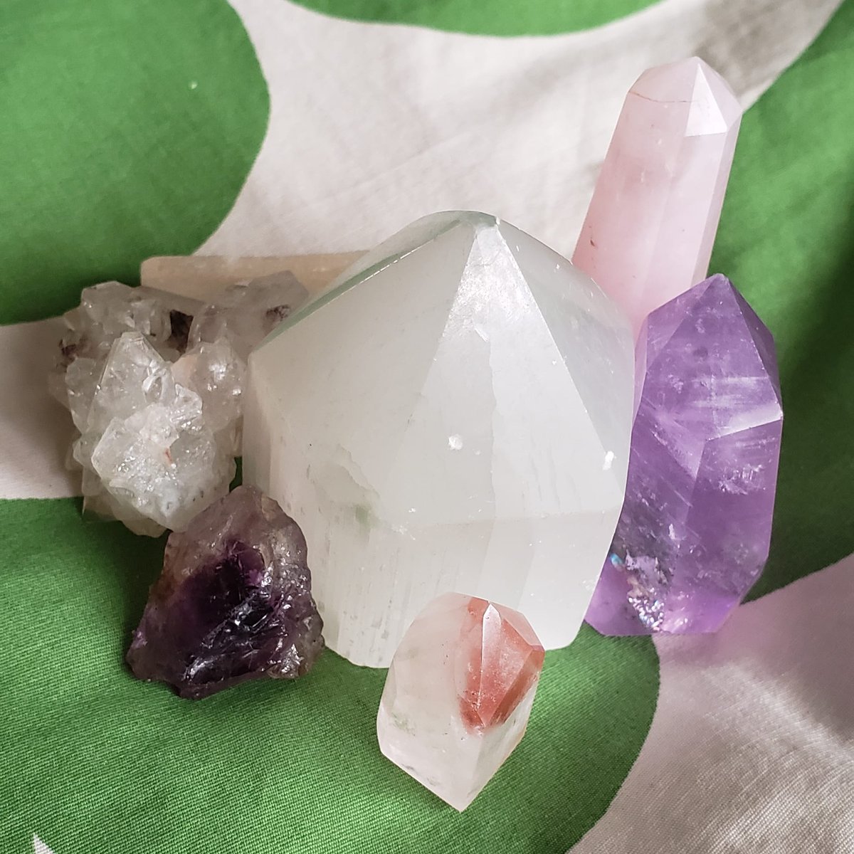 sueanimaltalker's tweet photo. #Crystal helpers for my #IntuitiveGuidance session this morning. Have any questions you'd like your #Guides to assist you with? I'd be honored to #channel their #messages to you! https://t.co/wG3HGIJdum #SpiritChannel https://t.co/iqtspp5clm