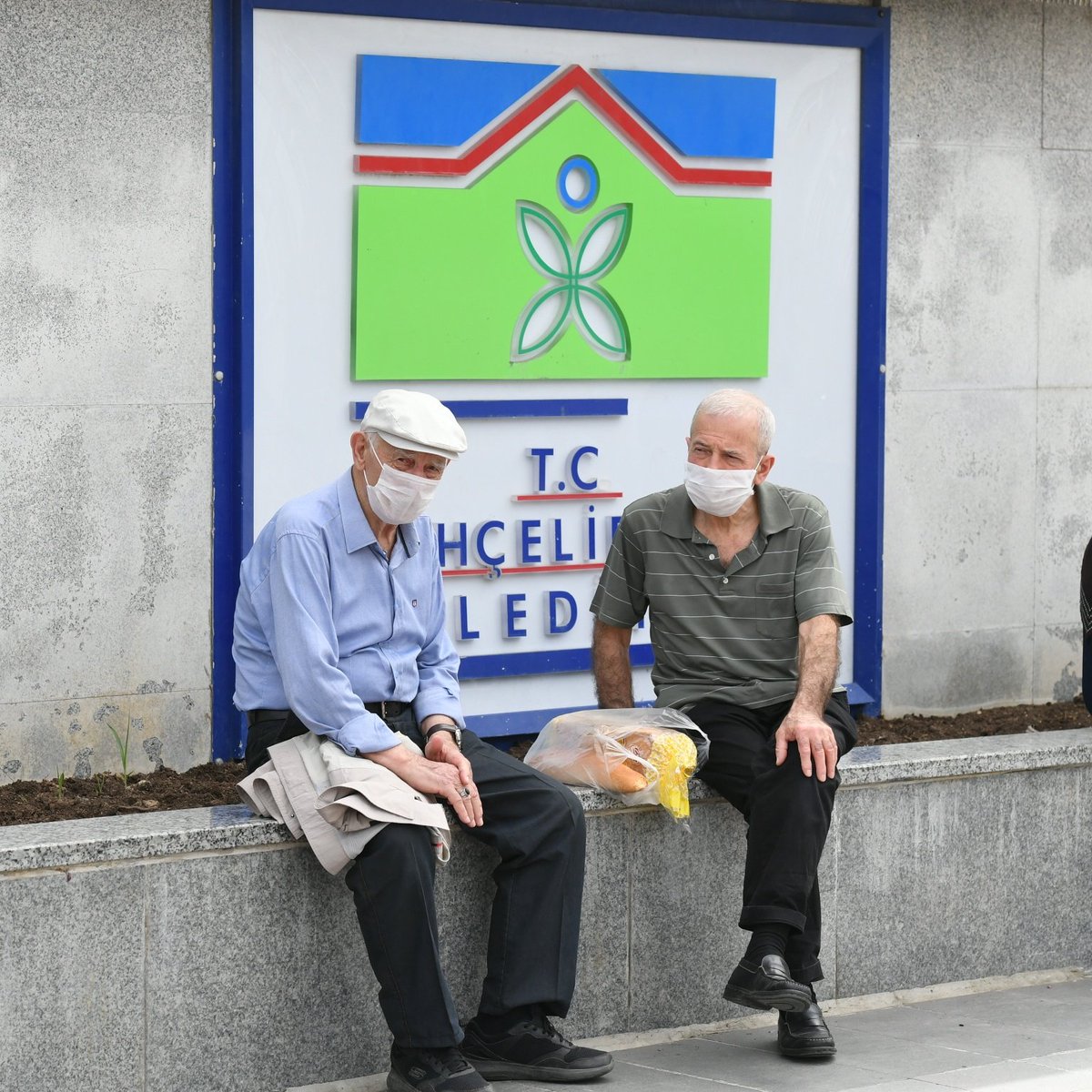 DrHakanBahadir's tweet photo. Kıymetli 65 yaş ve üstü büyüklerimiz ; 

Koronavirüs tedbirleri kapsamında 10.00-16.00 saatleri dışında sokağa çıkmanız kısıtlanmıştır.

İhtiyaç halinde 444 0 311 numaralı çağrı merkezimizden bizlere ulaşabilirsiniz.

Biraz daha sabrederek bu süreci hep birlikte atlatacağız. https://t.co/UPUjtrL0Tv