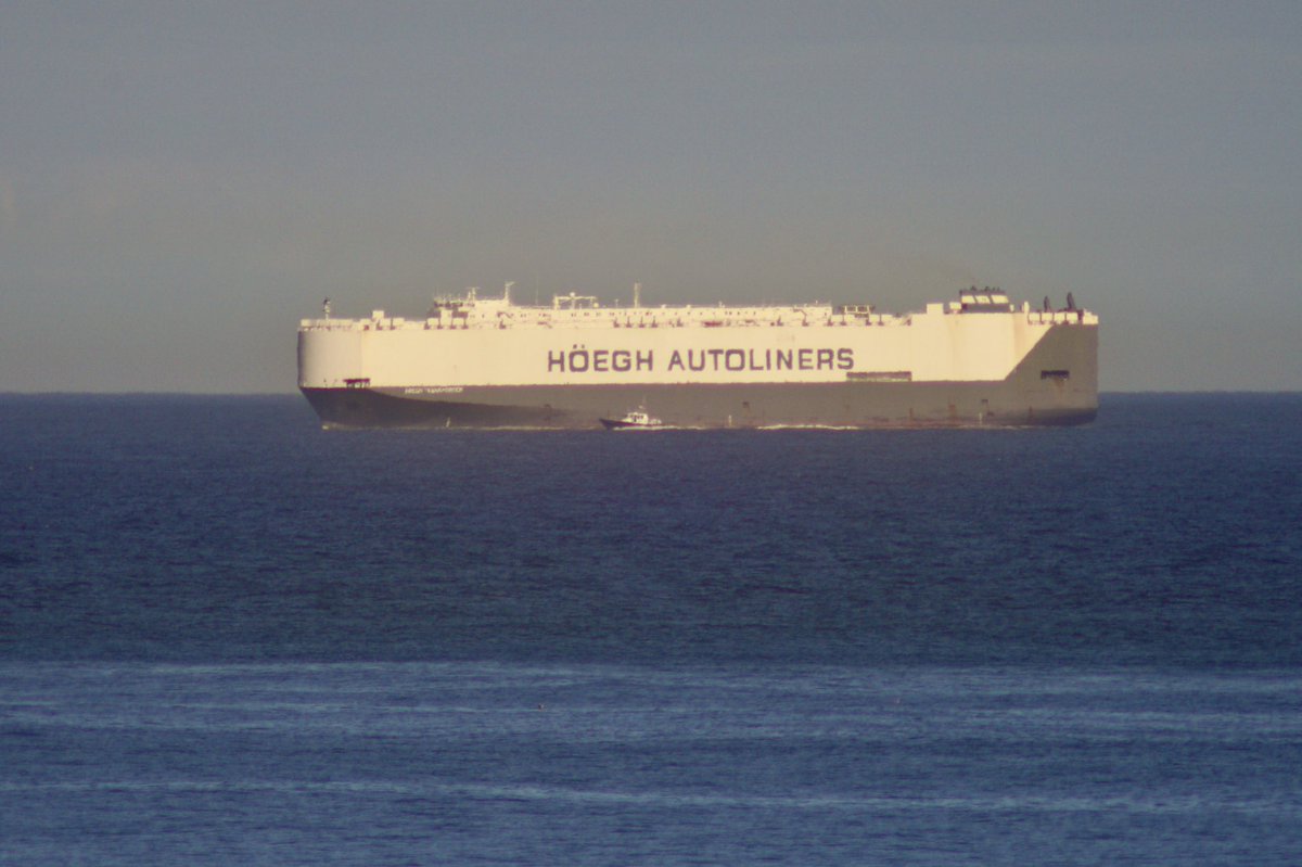 johnmorgan726's tweet photo. HOEGH TRANSPORTER, IMO:9176395 en route to Baltimore, MD @BShipspotting flying the flag of Norway 🇳🇴. With the pilot boat PATAPSCO a long the port side. @PilotHarbour @capt_haitham @Themaritimepil2 #Hoegh #HoeghTransporter #CarCarrier #ShipsInPics https://t.co/oZwEud2Eg6