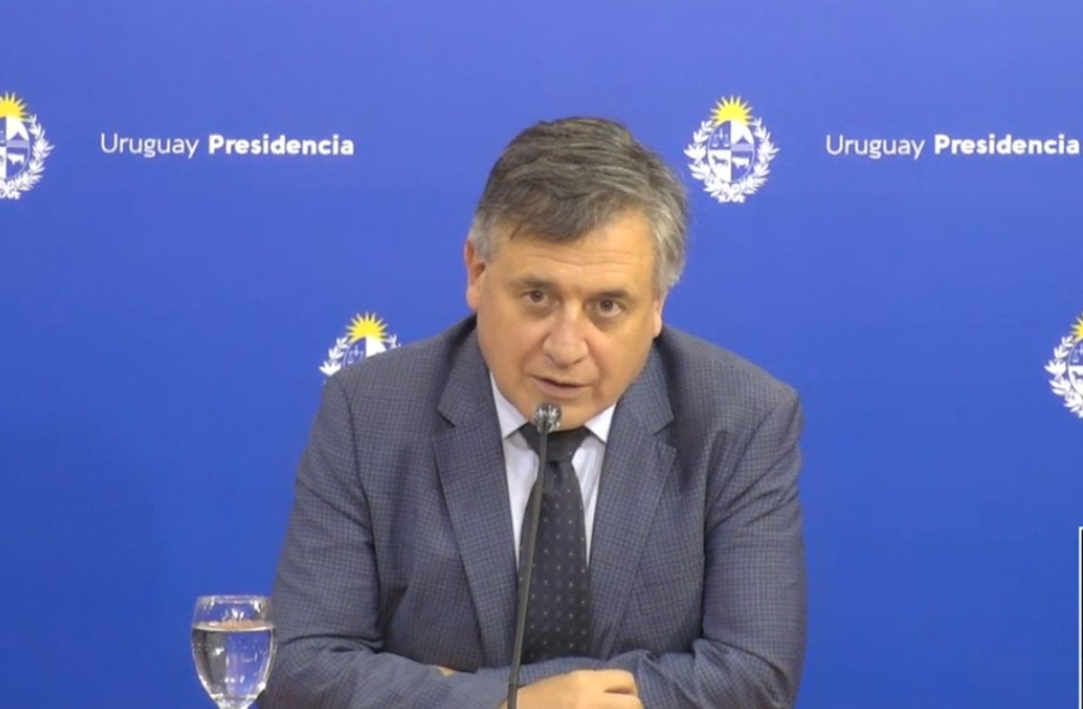 Subrayado's tweet photo. AHORA: el ministro de Industria Omar Paganini anuncia en conferencia de prensa una inversión de Ford y Nordex de 50 millones de dólares para construir vehículos en Uruguay. Se crearán 250 puestos de trabajo. Ford no estaba en Uruguay hace 35 años, dijo el ministro. https://t.co/uYG8PK8Mxi