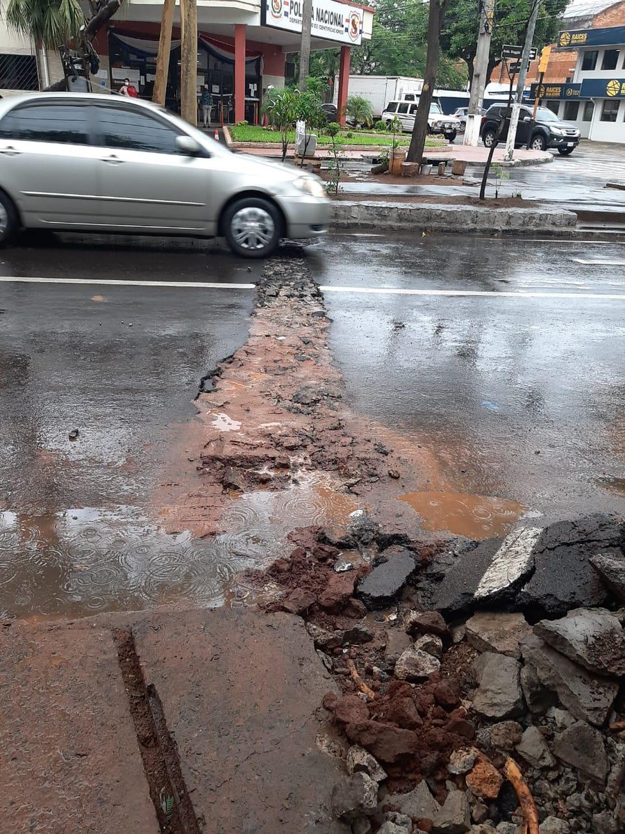AsuncionMuni's tweet photo. ¡Hola @EssapSA! Definitivamente es necesario que trabajemos de manera coordinada. Hace semanas inauguramos el nuevo recapado de Boggiani y hoy, en día de lluvia y sin previo aviso, frente a Identificaciones nos encontramos con esto. ¿Trabajamos juntos por una #AsuncionEnOrden? https://t.co/Sum1cceZfP