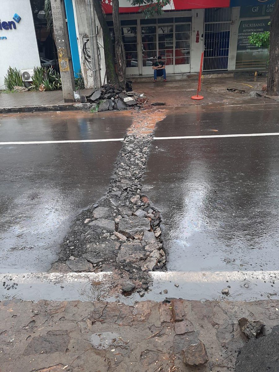 AsuncionMuni's tweet photo. ¡Hola @EssapSA! Definitivamente es necesario que trabajemos de manera coordinada. Hace semanas inauguramos el nuevo recapado de Boggiani y hoy, en día de lluvia y sin previo aviso, frente a Identificaciones nos encontramos con esto. ¿Trabajamos juntos por una #AsuncionEnOrden? https://t.co/Sum1cceZfP