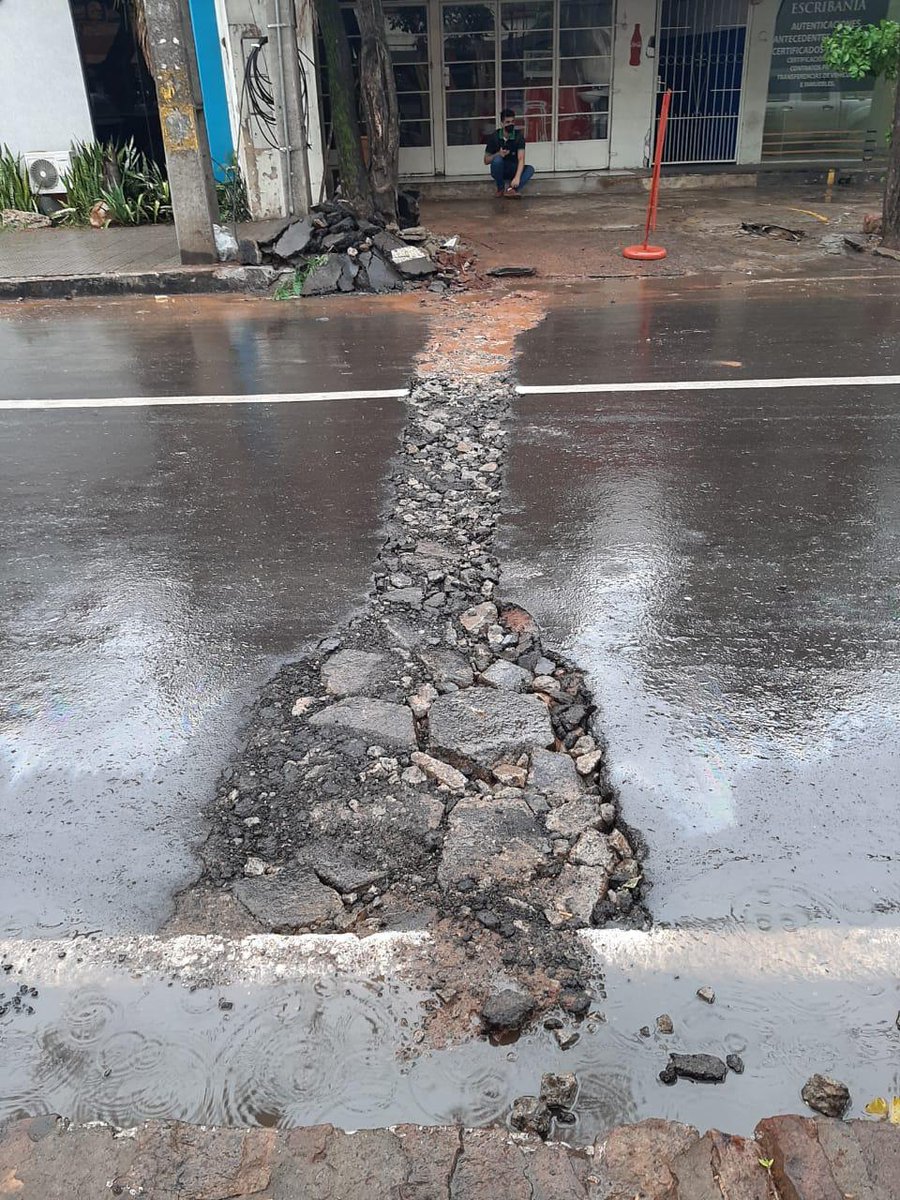 AsuncionMuni's tweet photo. ¡Hola @EssapSA! Definitivamente es necesario que trabajemos de manera coordinada. Hace semanas inauguramos el nuevo recapado de Boggiani y hoy, en día de lluvia y sin previo aviso, frente a Identificaciones nos encontramos con esto. ¿Trabajamos juntos por una #AsuncionEnOrden? https://t.co/Sum1cceZfP
