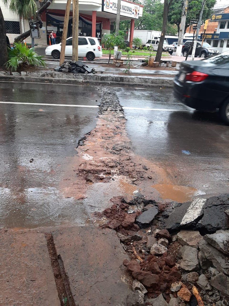 AsuncionMuni's tweet photo. ¡Hola @EssapSA! Definitivamente es necesario que trabajemos de manera coordinada. Hace semanas inauguramos el nuevo recapado de Boggiani y hoy, en día de lluvia y sin previo aviso, frente a Identificaciones nos encontramos con esto. ¿Trabajamos juntos por una #AsuncionEnOrden? https://t.co/Sum1cceZfP