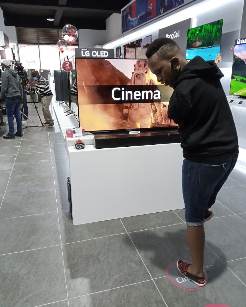 SammyBrayo_Able's tweet photo. Do you want to experience this?you can find this and more at the LG Brand shop at Adlife Plaza on 35% offer on various LG Electronics,Usiachwe nyuma...
#Adlife #LGShowRoom #LGBrandshop
#LGPremiumBrandshop #Opalnet
@LGE_EastAfrica @OpalnetL https://t.co/iDLzIrQCZy
