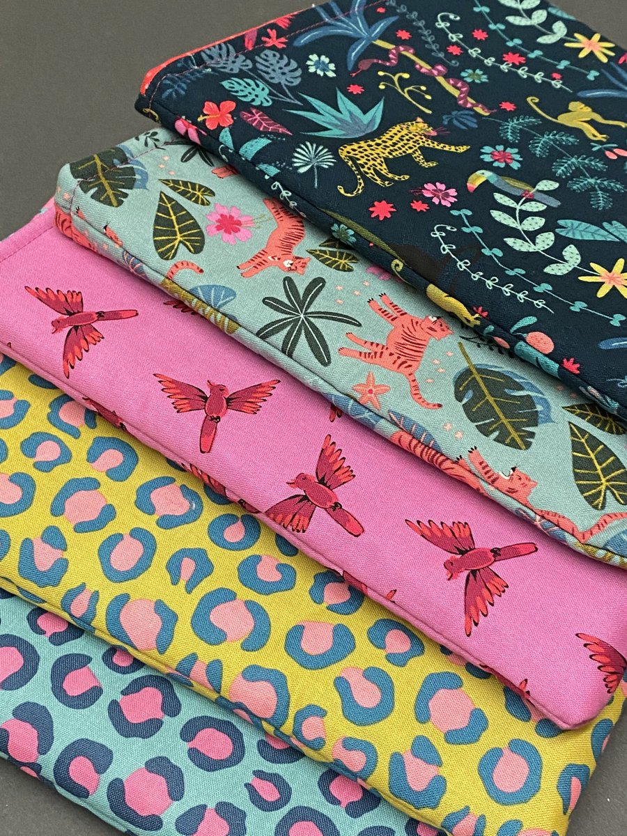 meeliemoon's tweet photo. #indiebiz Looking Christmas gift inspirations? Pop into our Etsy shop to see more (link in bio) we have hand warmers £9.50 wheat heat packs £11.00 , book protectors £12.50 neck wrap £15.00 Christmasbunting #bookprotector #wheatbag #handwarmers all handmade by me in Cornwall https://t.co/hwhOR3PYNs