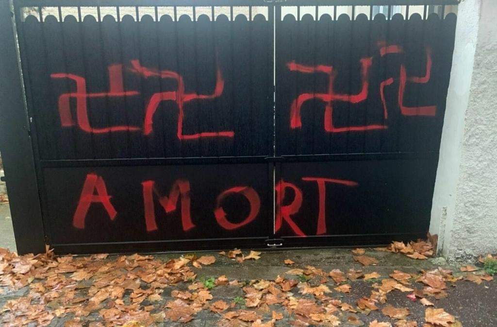 Quelle honte, quel acte ignoble ! Tout mon soutien à mon ami et maire de l'île-Saint-Denis @GnabalyMohamed et à ses habitants. Nous devons de toutes nos forces combattre le racisme et la haine.
