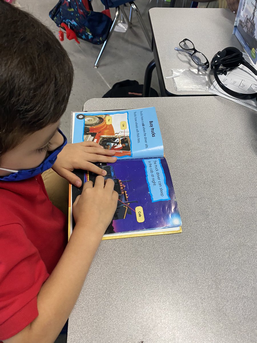 Cass_Francois's tweet photo. I can identify text features in nonfiction books. Ss need books in front of them! @CannellaElem #strongertogether https://t.co/eiflS3mlmS