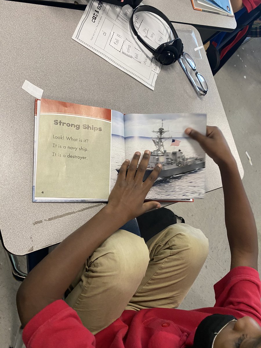 Cass_Francois's tweet photo. I can identify text features in nonfiction books. Ss need books in front of them! @CannellaElem #strongertogether https://t.co/eiflS3mlmS