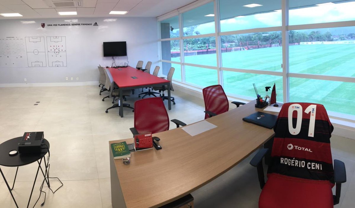 SportsCenterBR's tweet photo. A nova sala, e a nova casa de Rogério Ceni! RT se você crê no sucesso do técnico no Mengão. ❤🖤

📸 Divulgação/@Flamengo https://t.co/PevuXiMzV0