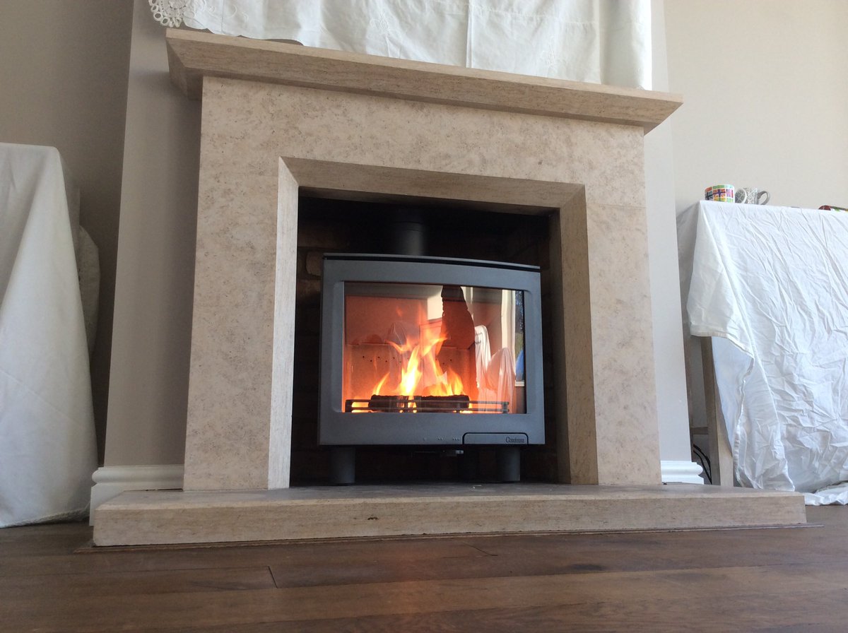 heatsourcerer's tweet image. #stove #inspiration #rutland - Another @ConturaStoves i5 used to replace the inefficient open fire grate in situ. This stylish #ecodesign #ready stove is proven very popular as its clean lines blend in many settings. Fancy a change, just call us on 01572829953.