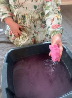 GEPSClass1's tweet photo. This Class 1 super scientist explored dissolving today!  She has also practiced her number recognition, football skills and learnt the days of the week off by heart! Amazing!😊👏🌟🧪 https://t.co/fGvSi4RV5F